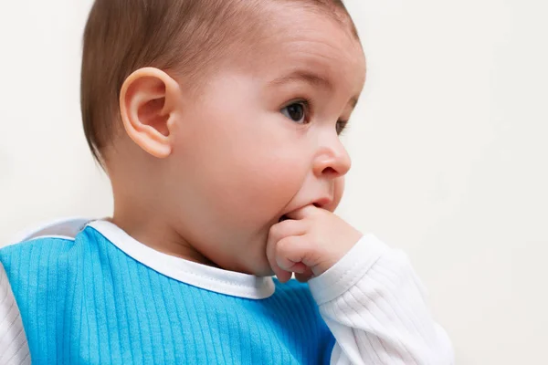 Bebek Toddler Ağzına Parmaklarıyla Portresi Kapatın — Stok fotoğraf