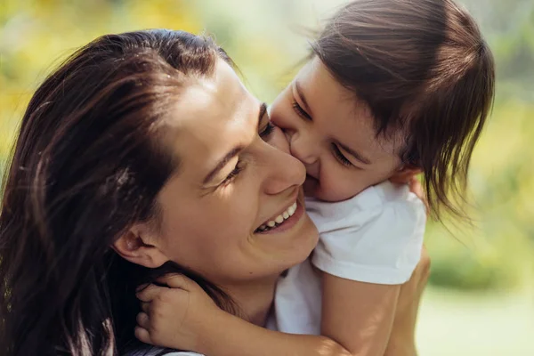 Hermoso Retrato Feliz Madre Sonriente Pequeña Hija Linda Divertirse Aire — Foto de Stock