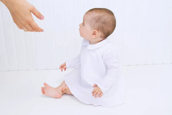 Όμορφο Μωρό Μητέρα Χέρια Βοήθεια Λευκό Φόντο — Φωτογραφία Αρχείου