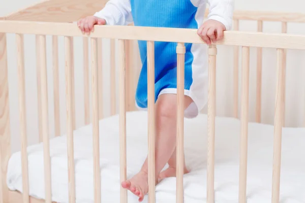 Hermosas Patitas Adorable Bebé Niño Cama Blanca — Foto de Stock