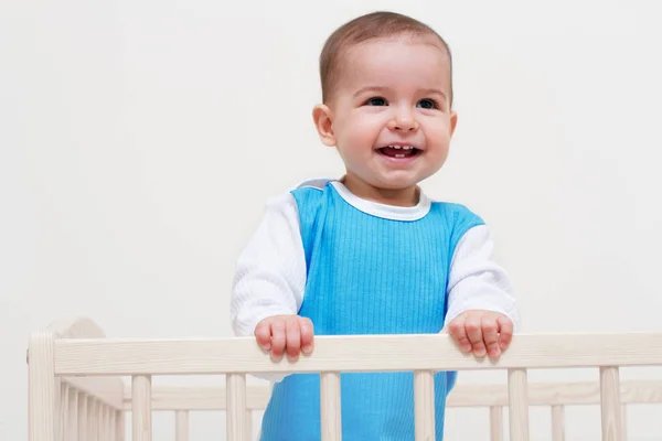 Πορτρέτο Του Ευτυχισμένο Αξιολάτρευτο Μωρό Στο Κρεβάτι Λευκό Φόντο — Φωτογραφία Αρχείου