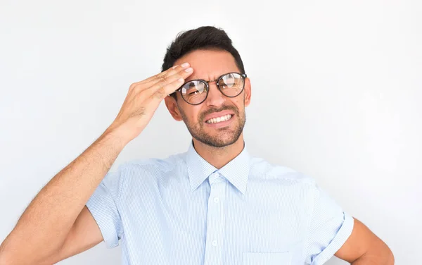 Porträtt Olycklig Kaukasiska Man Står Med Stängda Ögon Bär Glasögon — Stockfoto