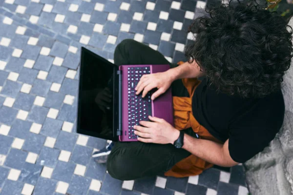 Top View Shot Male Curly Hair Using Laptop Chatting Online — Stock Photo, Image