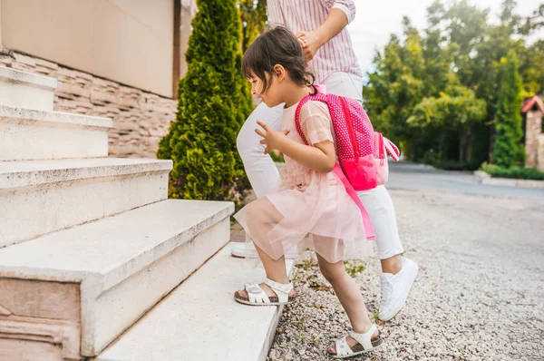 Image Mère Fille Élève Rentrant Maison Maternelle Bonne Relation Joyeux — Photo