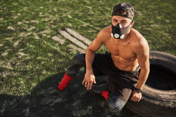 Young Muscular Male Sitting Mask Increase Load Breathing Muscles Sitting — Stock Photo, Image