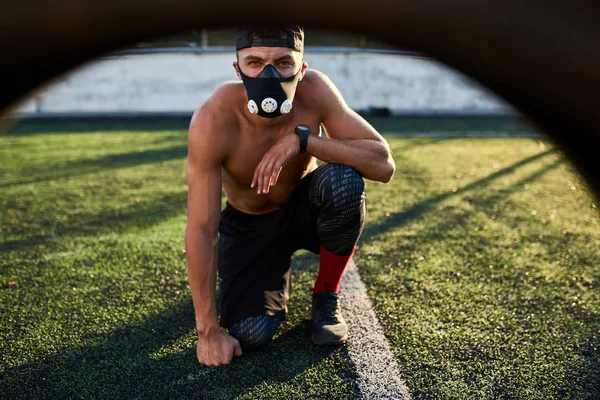 Horizontal Shot Caucasian Fitness Muscular Male Mask Increase Load Breathing — Stock Photo, Image