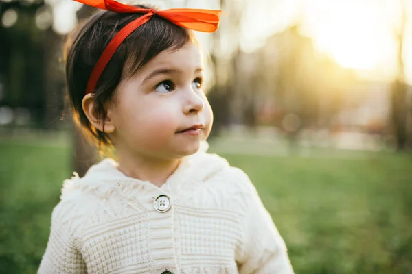 Aranyos Csinos Lány Kisgyermek Fej Piros Szalaggal Keres Zöld Naplemente — Stock Fotó