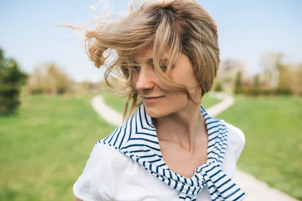 Livre Close Retrato Mulher Romântica Com Cabelo Loiro Soprando Desfrutar — Fotografia de Stock