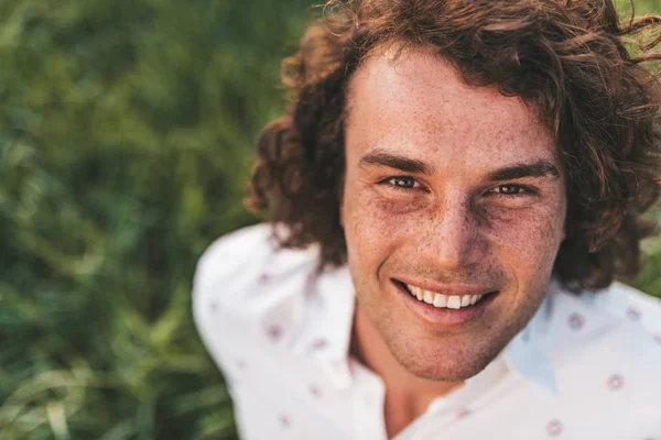 Feche Retrato Livre Jovem Homem Bonito Feliz Sorrindo Com Sorriso — Fotografia de Stock