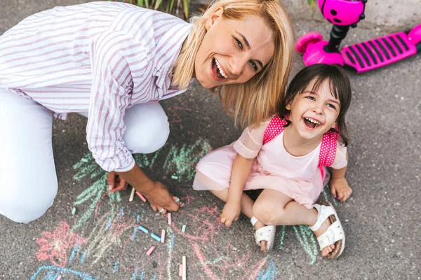 Joyeux Sourire Petite Fille Mère Riant Dessinant Avec Des Craies — Photo