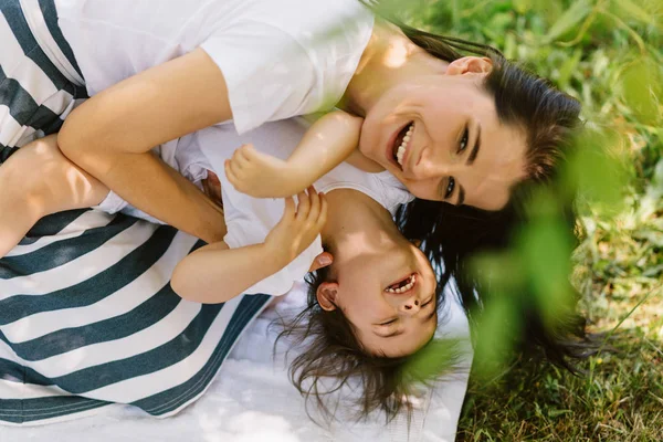 Cropped Image Beautiful Woman Wearing Striped Skirt Help Her Daughter — Stock Photo, Image