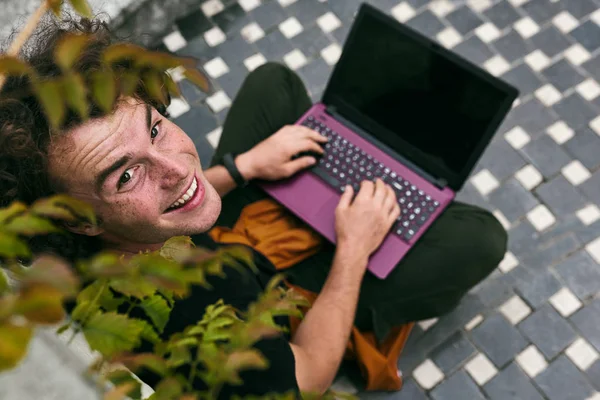 거리에 무선에 친구와 온라인 채팅을 노트북을 머리를 남자의 노트북 컴퓨터에 — 스톡 사진