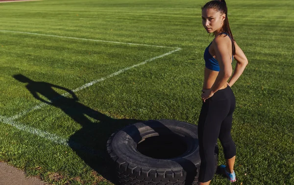 Πίσω Προβολή Εικόνας Της Γυναίκας Fitness Αθλητής Κατάρτισης Και Κάνει — Φωτογραφία Αρχείου