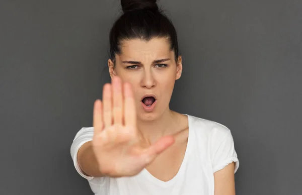 Joven Morena Haciendo Stop Gesture Con Mano Gritando Retrato Mujer —  Fotos de Stock