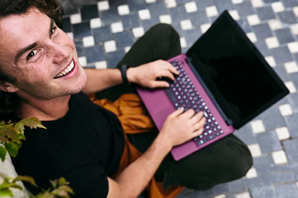 Bovenaanzicht Van Achterste Schot Van Gelukkig Man Glimlachen Tijdens Het — Stockfoto