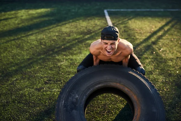 Shot Muscular Male Doing Tire Flip Exercise Outdoors Stadium Copy — Stock Photo, Image