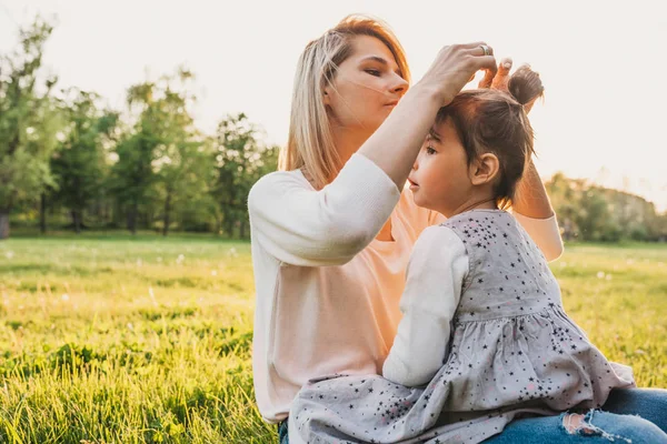 Portret Van Mooie Moeder Maken Van Kapsel Aan Haar Schattige — Stockfoto