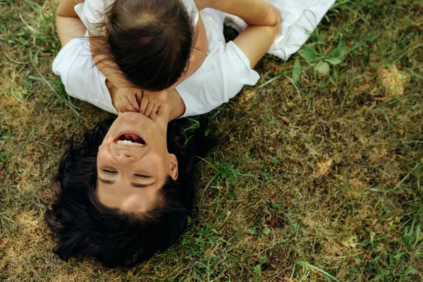 Imagem Recortada Mulher Bonita Usando Saia Listrada Ajudar Sua Filha — Fotografia de Stock