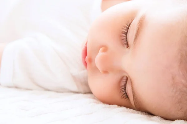 Retrato Cerca Hermoso Bebé Dormido Suelo Bakcground Blanco — Foto de Stock