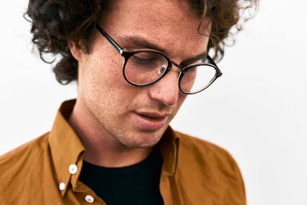 Hombre Con Pelo Rizado Con Gafas Posando Pie Contra Pared — Foto de Stock