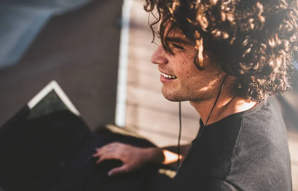 Closeup Rear View Shot Smiling Male Curly Hair Using Laptop — Stock Photo, Image