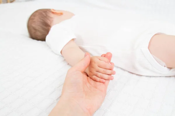 Mooie Slapende Baby Met Moeder Hand Witte Achtergrond — Stockfoto