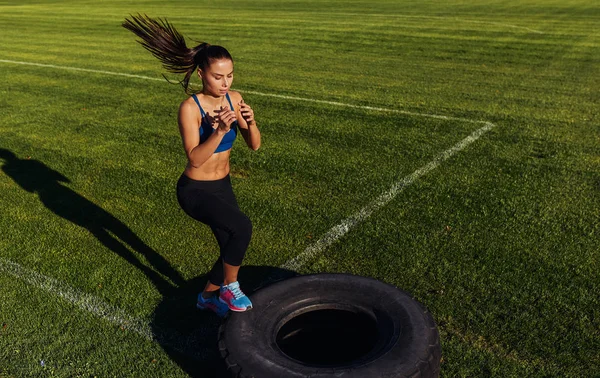 Vue Aérienne Horizontale Prise Vue Une Femme Fitness Forte Faisant — Photo