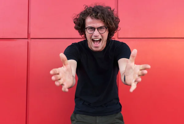 Imagem Livre Macho Sorridente Animado Com Cabelo Encaracolado Usa Óculos — Fotografia de Stock