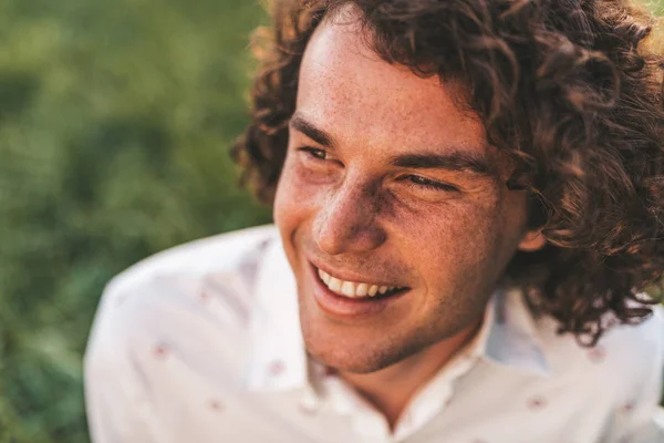 Close Tiro Bonito Jovem Macho Sardento Feliz Sorrindo Com Sorriso — Fotografia de Stock