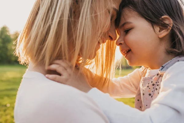 Närbild Porträtt Happy Kid Leker Med Mamma Utomhus Porträtt Glada — Stockfoto