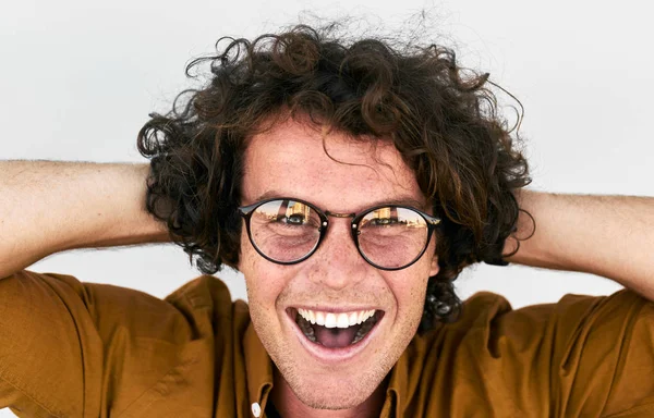 Rindo Homem Bonito Com Cabelo Encaracolado Vestindo Óculos Posando Contra — Fotografia de Stock