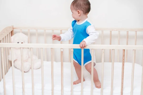 Adorable Hermoso Bebé Niño Mirar Oso Cama Sobre Fondo Blanco — Foto de Stock