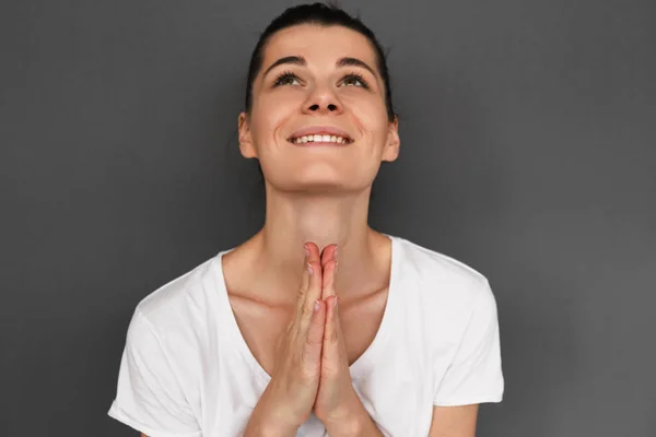 Estúdio Emocional Tiro Mulher Branca Sorridente Vestindo Shirt Branca Olhando — Fotografia de Stock