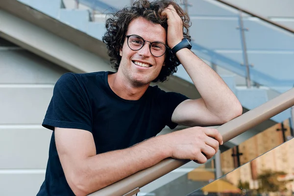 Jovem Alegre Sorrindo Vestindo Camiseta Preta Relógio Pulso Rua Cidade — Fotografia de Stock