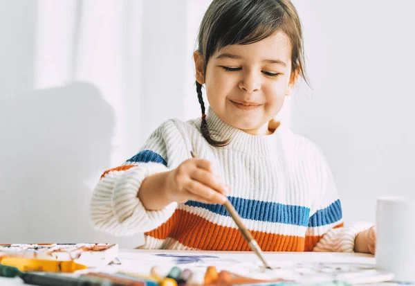 Retrato Lindo Dibujo Niña Linda Artística Feliz Con Cepillo Mesa — Foto de Stock