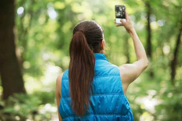 Doğa Park Orman Arka Plan Oynaşmayı Selfie Arkadan Görünüşü Güzel — Stok fotoğraf