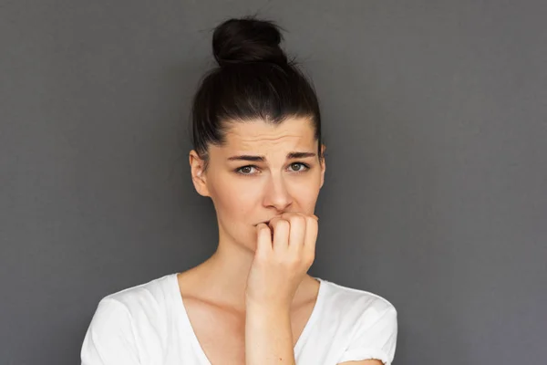 Retrato Mujer Preocupada Triste Estresada Muerde Las Uñas Pánico Emoción —  Fotos de Stock