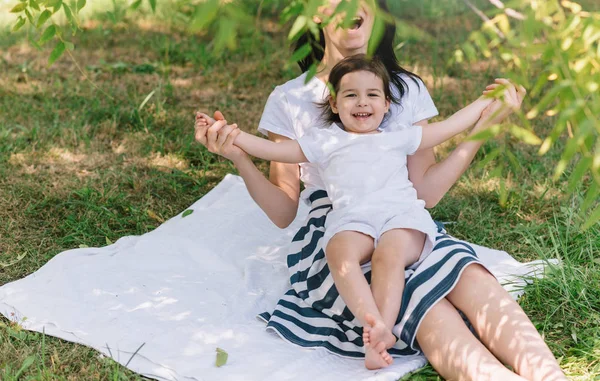 Tiro Cortado Sorriso Feliz Divertido Risos Filha Brincam Com Mãe — Fotografia de Stock