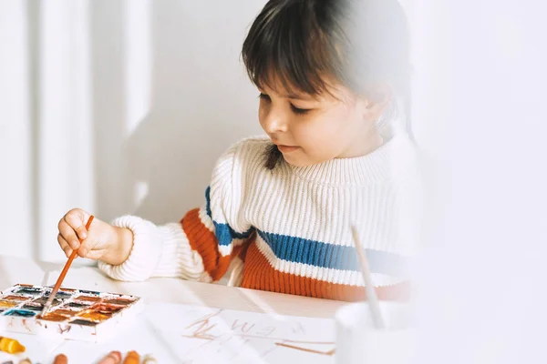 Милая Маленькая Девочка Рисует Рисует Кисточкой Акварелью — стоковое фото