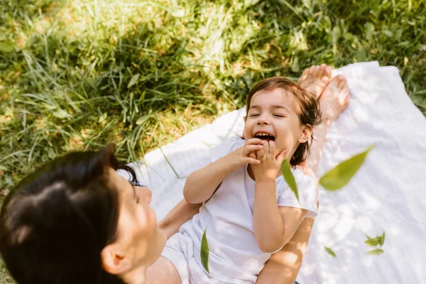 Bijgesneden Afbeelding Van Mooie Vrouw Dragen Gestreepte Rok Help Haar — Stockfoto