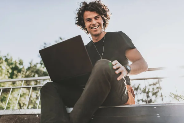 Uśmiechnięty Mężczyzna Szczęśliwy Rozmowy Online Przyjaciółmi Laptopa Podłączonego Bezprzewodowy Wesoły Obraz Stockowy