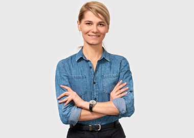 Yatay stüdyo portre sarı saçlı beyaz arka plan üzerinde kot gömlek giymiş çok gülümseyen iş kadını. Stüdyo duvar terfin için kopya alanı ile poz çok kadın Tasarımcısı