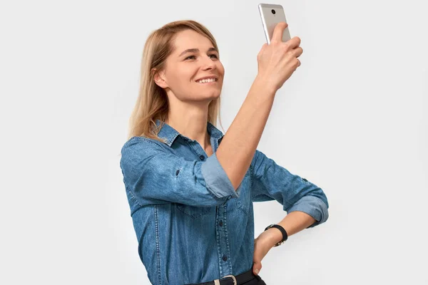 Mulher Loira Europeia Elegante Olha Alegremente Para Câmera Telefone Inteligente — Fotografia de Stock