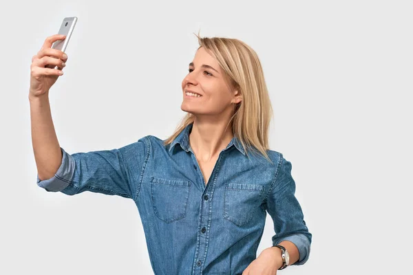 Mulher Loira Feliz Olha Alegremente Para Câmera Telefone Inteligente Faz — Fotografia de Stock