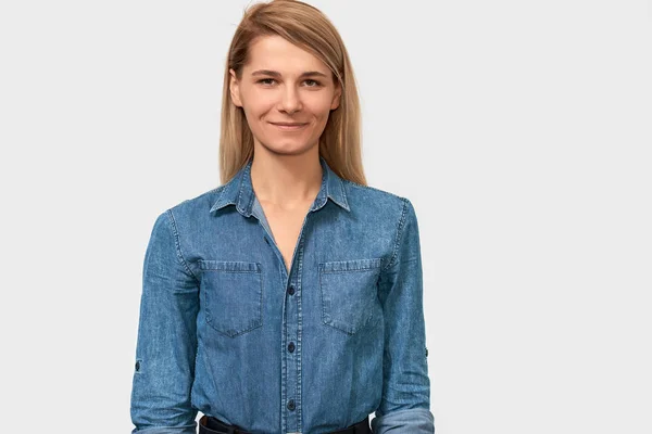 Imagem Mulher Negócios Muito Sorridente Com Cabelo Loiro Camisa Jeans — Fotografia de Stock