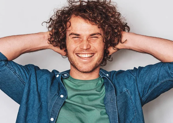 Fechar Dentro Casa Tiro Belo Sardento Sorrindo Homem Positivo Posando — Fotografia de Stock