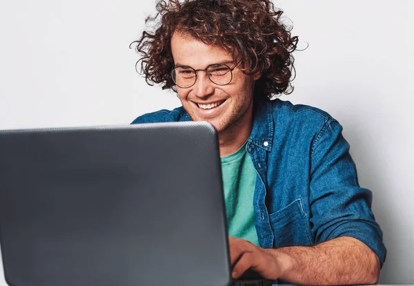 Afbeelding Van Jonge Gelukkig Zakenman Met Krullend Haar Werking Voort — Stockfoto