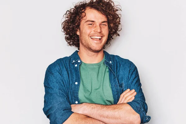 Estúdio imagem horizontal do homem sorridente posando para propaganda veste camisa azul, cruzou as mãos, isolado na parede branca com espaço de cópia para o seu texto informativo. Pessoas e emoções — Fotografia de Stock