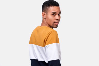 Arka görünümü shot ciddi karışık yarış adamın renkli kazak giyen konsantre ifade ile görünür, dikkatle dinler. İnsanlar ve duygu kavramı