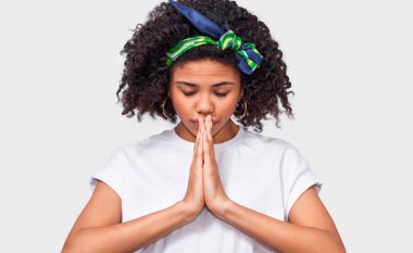 Yatay yakın genç Afro kadın görüntü kadar tutun el jest dua. Birlikte iyi şans için yalvaran gözleri kapanış onun avuç içi basarak Afro-Amerikan erkek portresi.